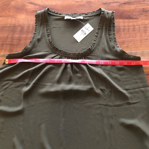 ★NWT★ Chic Ruffle Neck Tank Top!! Anne Taylor LOFT Army Green Sleeveless Blouse - Picture 9 of 11